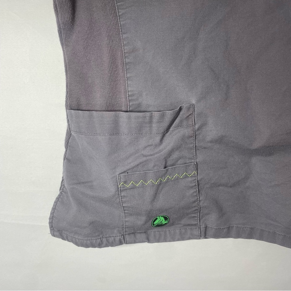 Crocs Grey Scrub Top š¤ - Picture 2 of 3